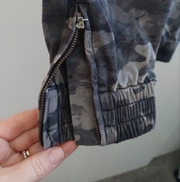 Spanx stretch twill camouflage cargo joggers black gray size XS New - Picture 11 of 13